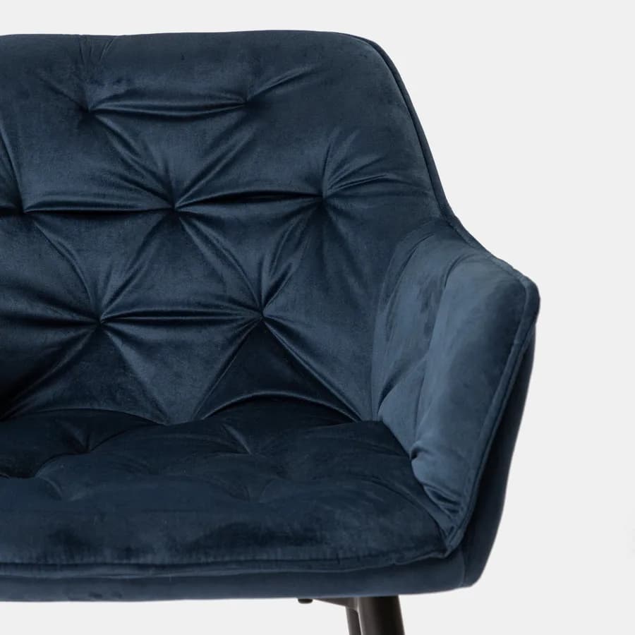 Poltrona in velluto trapuntato blu con gambe in metallo nero - Sulis