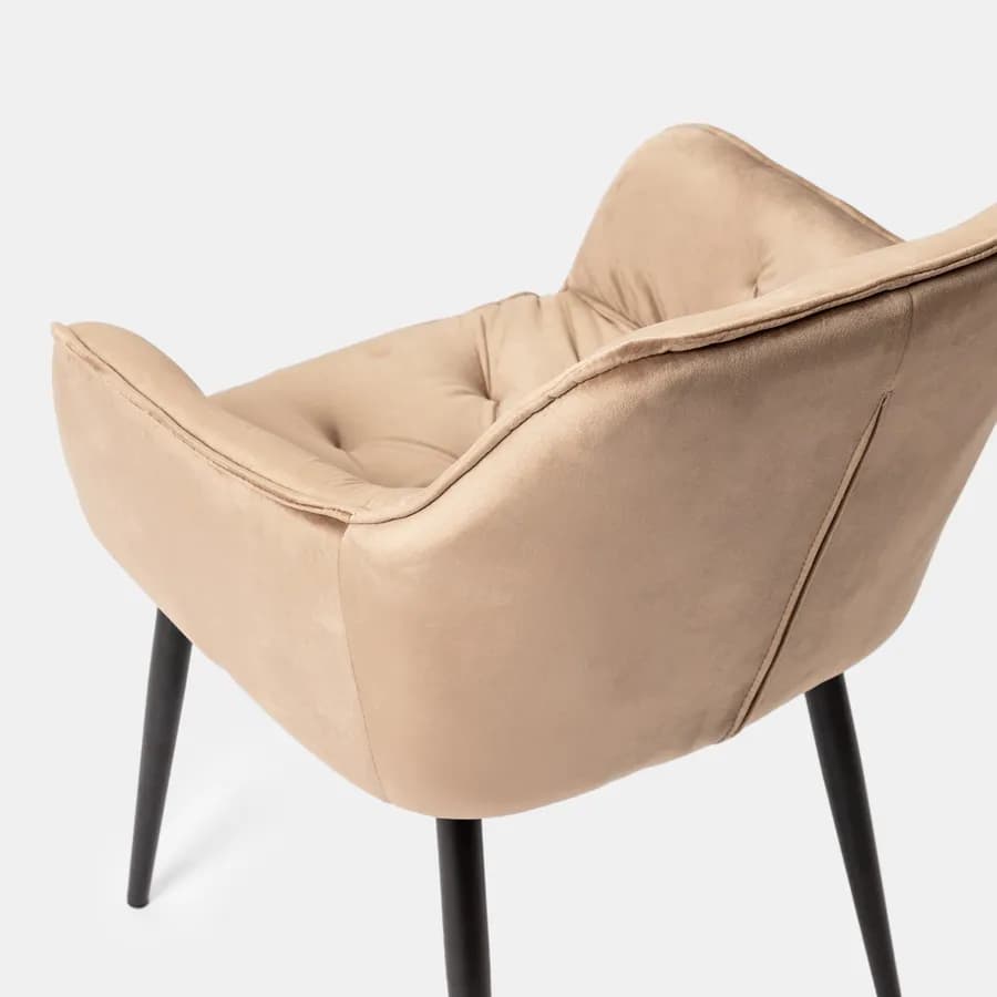 Poltrona in velluto trapuntato cappuccino con gambe in metallo nero - Sulis