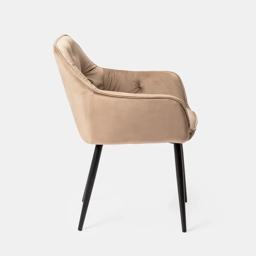 Poltrona in velluto trapuntato cappuccino con gambe in metallo nero - Sulis