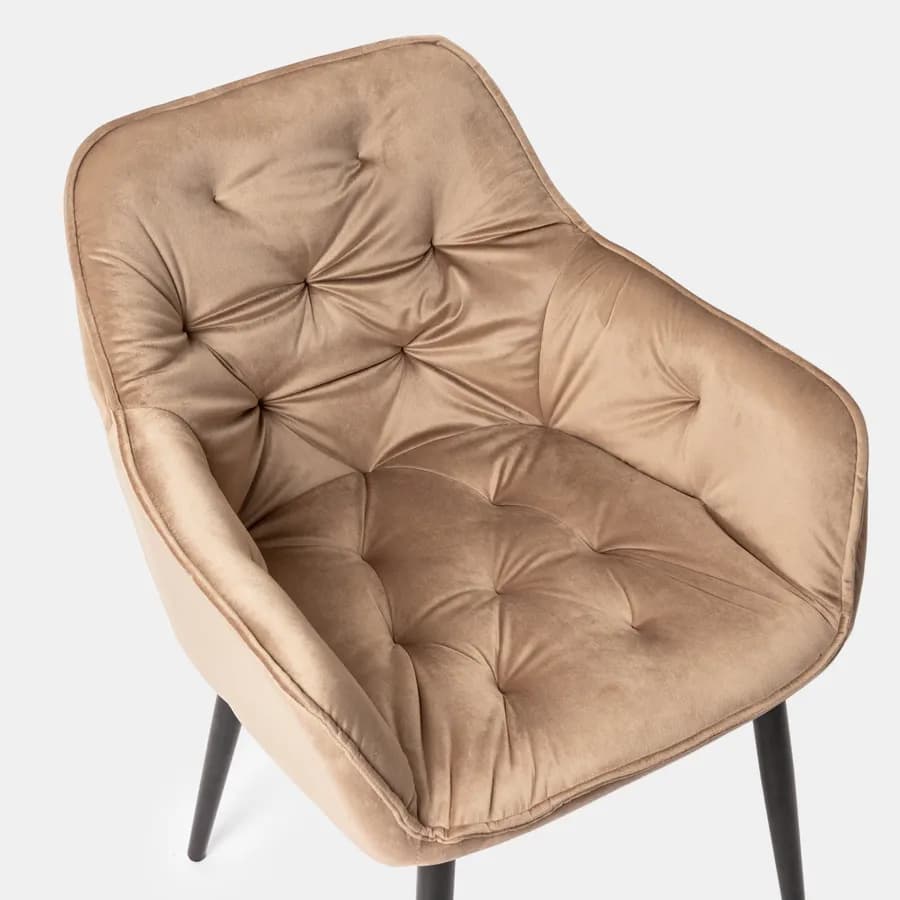Poltrona in velluto trapuntato cappuccino con gambe in metallo nero - Sulis