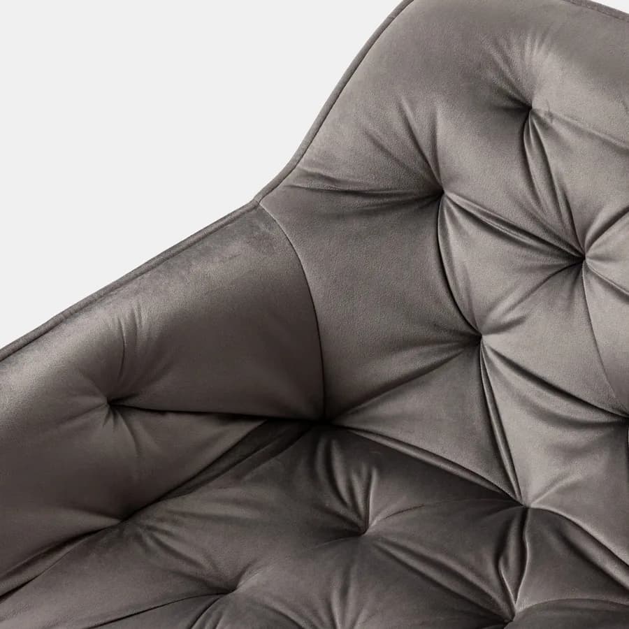 Poltrona in velluto trapuntato grigio scuro con gambe in metallo nero - Sulis