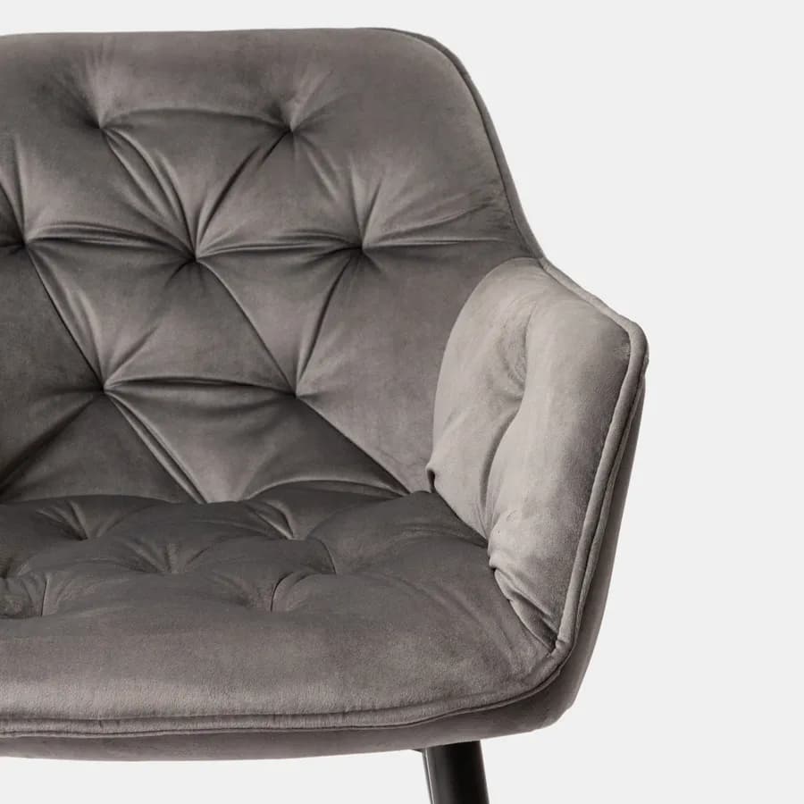 Poltrona in velluto trapuntato grigio scuro con gambe in metallo nero - Sulis