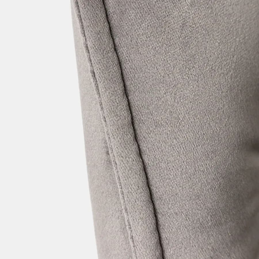 Poltrona in velluto trapuntato grigio scuro con gambe in metallo nero - Sulis