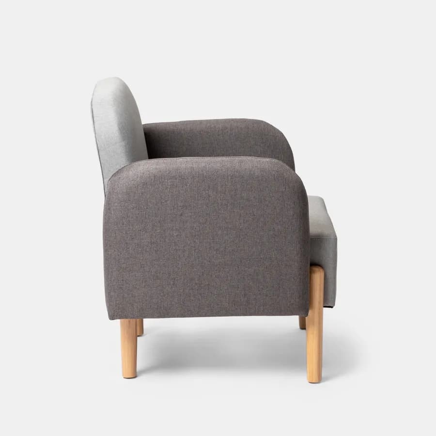 Poltrona vintage in tessuto grigio chiaro con braccioli grigio scuro e gambe in legno - Umbra