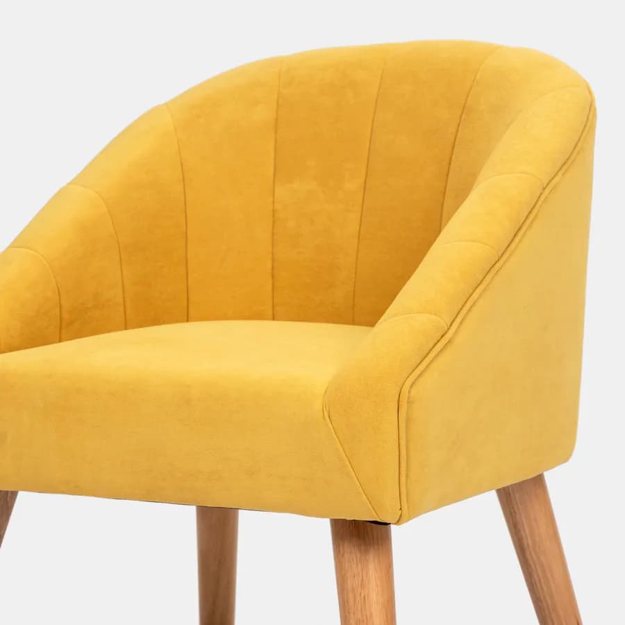 Poltrona in velluto giallo ocra con gambe effetto legno - Fable