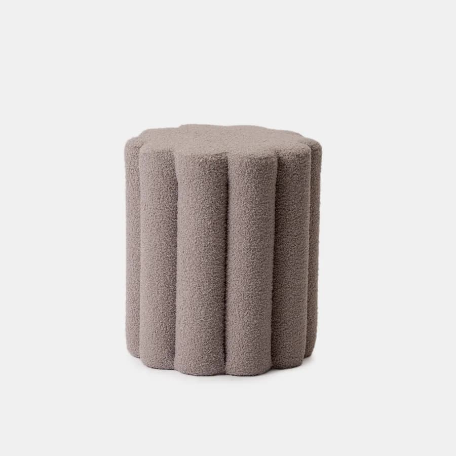 Pouf 35x40h cm in tessuto teddy grigio chiaro a forma di fiore - Taylen