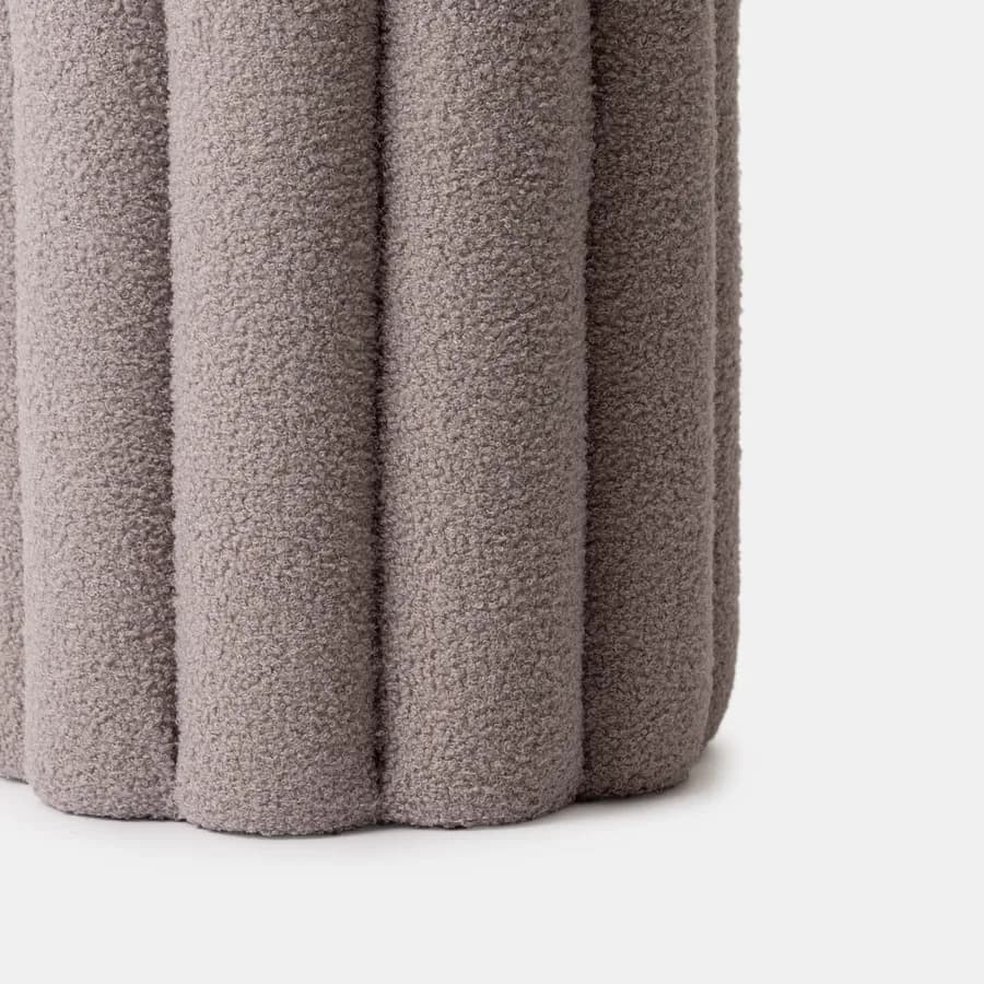 Pouf 35x40h cm in tessuto teddy grigio chiaro a forma di fiore - Taylen