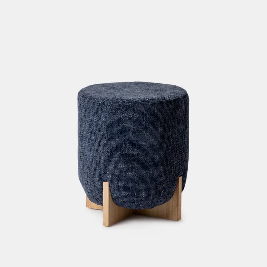 Pouf 41 cm in tessuto ciniglia blu con base in legno - Hartley