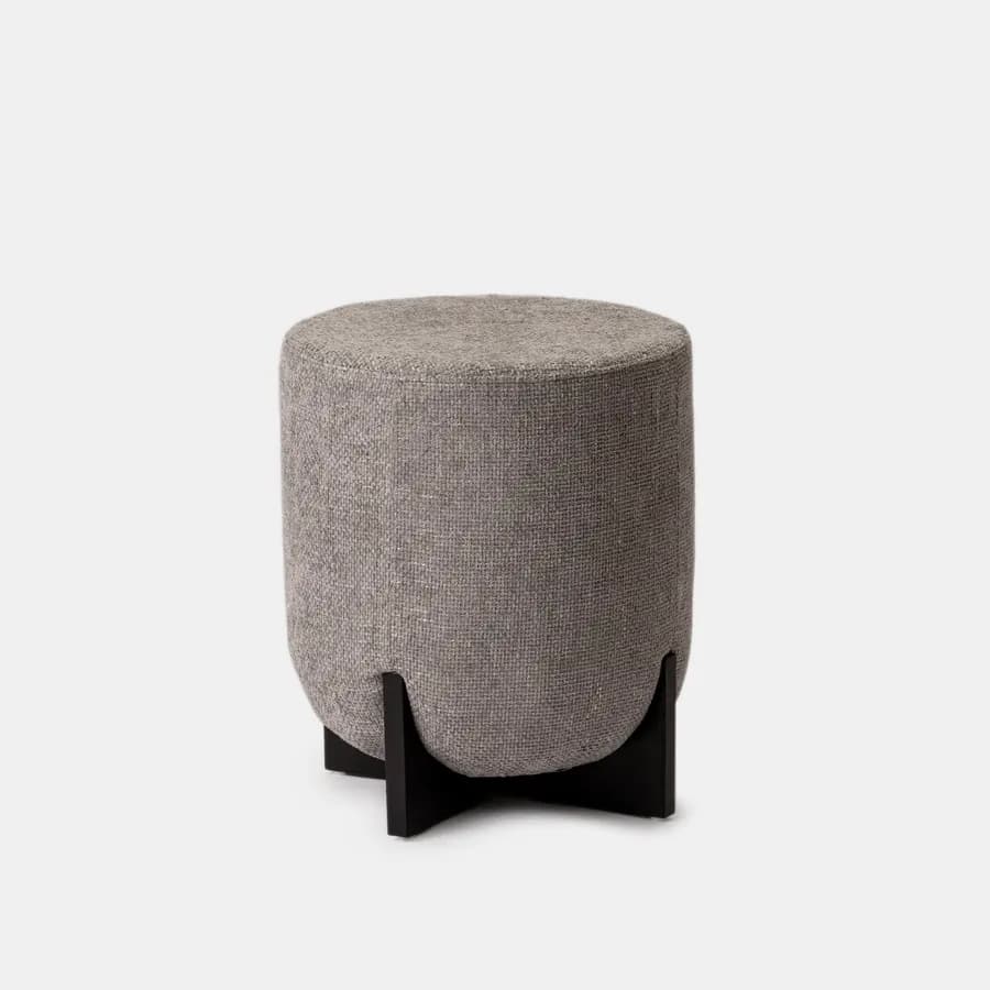 Pouf 41 cm in tessuto ciniglia grigio con base in legno nero - Hartley