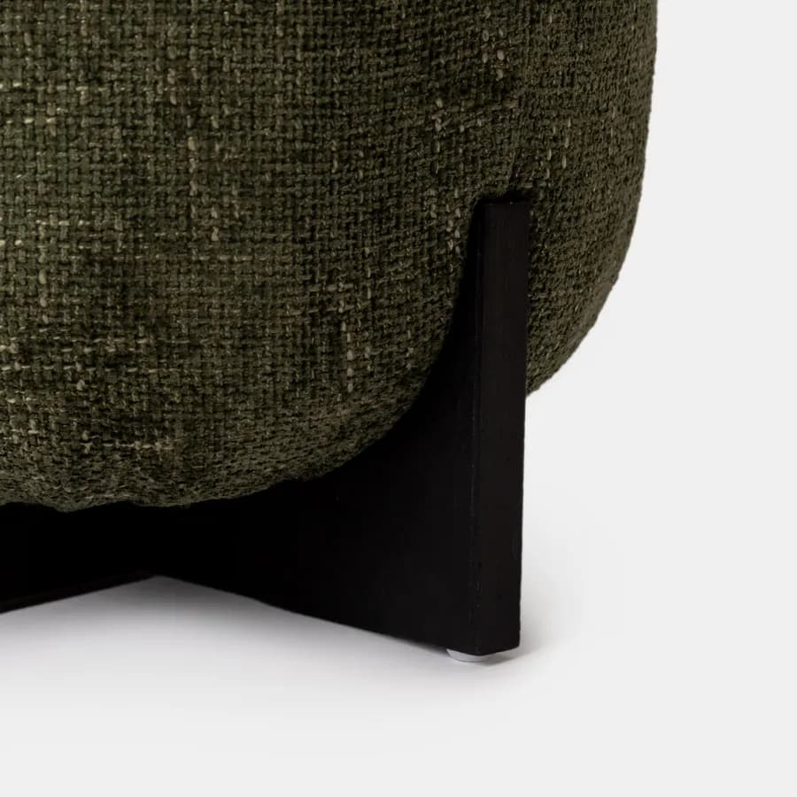 Pouf 41 cm in tessuto ciniglia verde con base in legno nero - Hartley