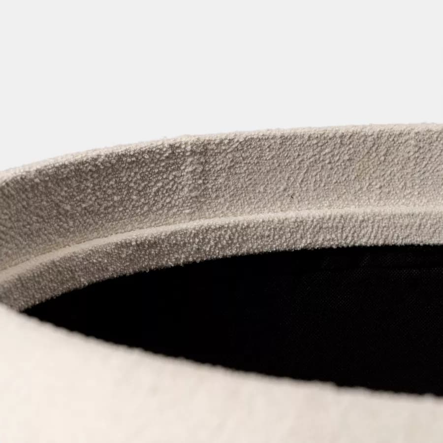 Pouf contenitore 67x38h cm in bouclé bianco con vassoio e piedini in legno - Doze