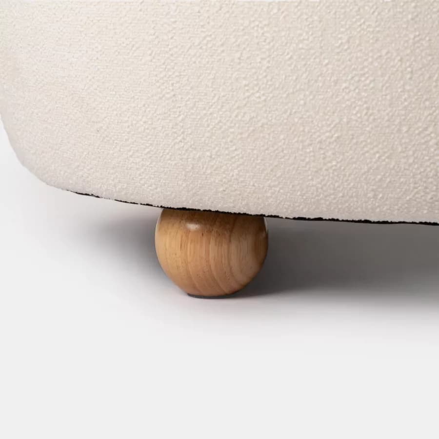 Pouf contenitore 67x38h cm in bouclé bianco con vassoio e piedini in legno - Doze