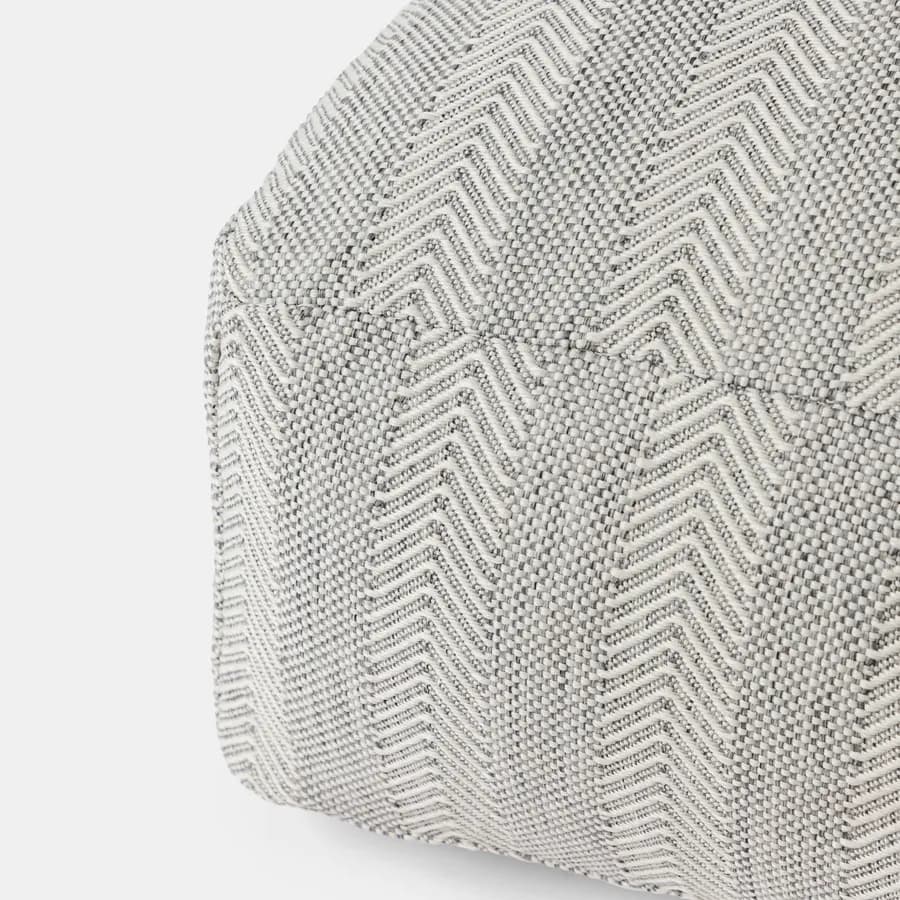 Pouf imbottito 60x60 cm in tessuto idrorepellente a quadri grigio - Rupert