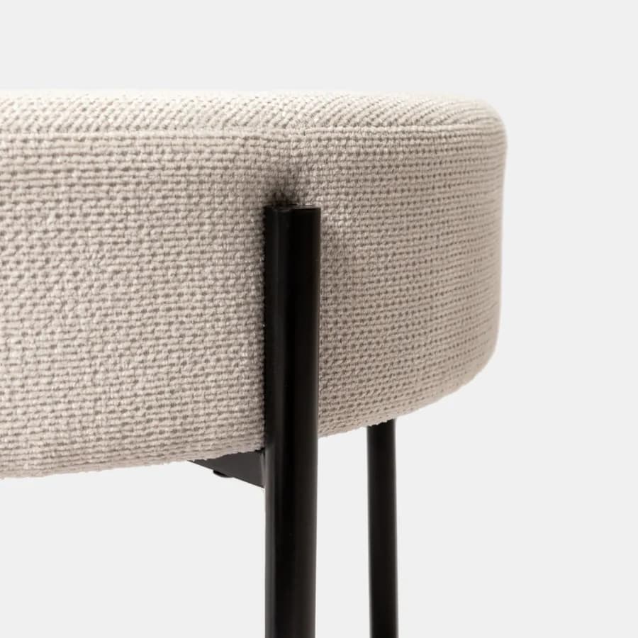 Pouf rotondo 64 cm in maglia bianco con tavolino effetto legno nero - Farel