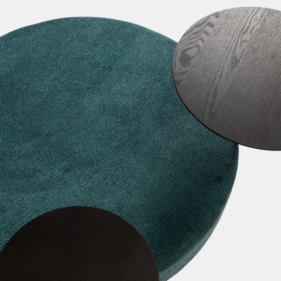 Pouf rotondo 78 cm in maglia petrolio con due tavolini effetto legno nero - Farel