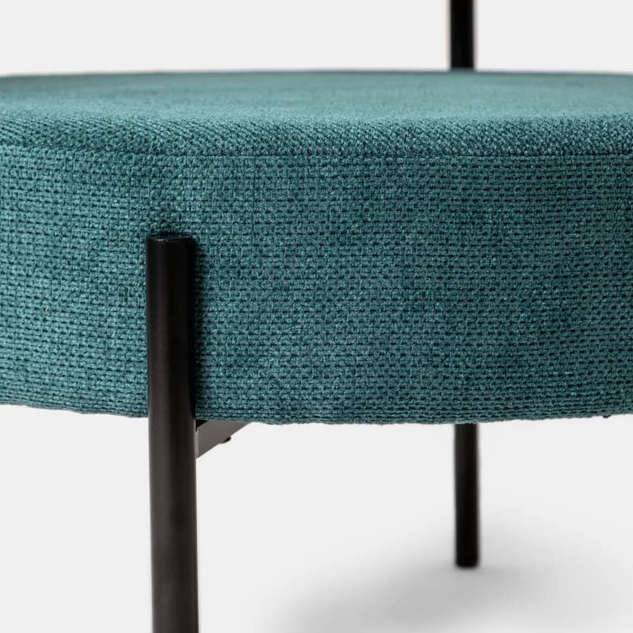 Pouf rotondo 78 cm in maglia petrolio con due tavolini effetto legno nero - Farel