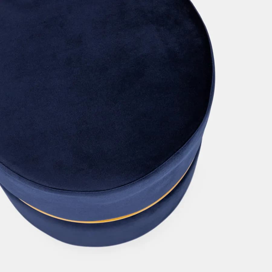 Pouf 36 cm effetto velluto blu cobalto con dettaglio anello colore oro - Elenor
