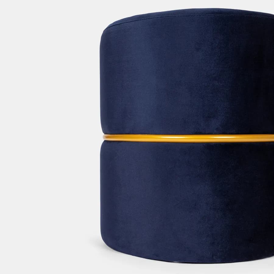 Pouf 36 cm effetto velluto blu cobalto con dettaglio anello colore oro - Elenor
