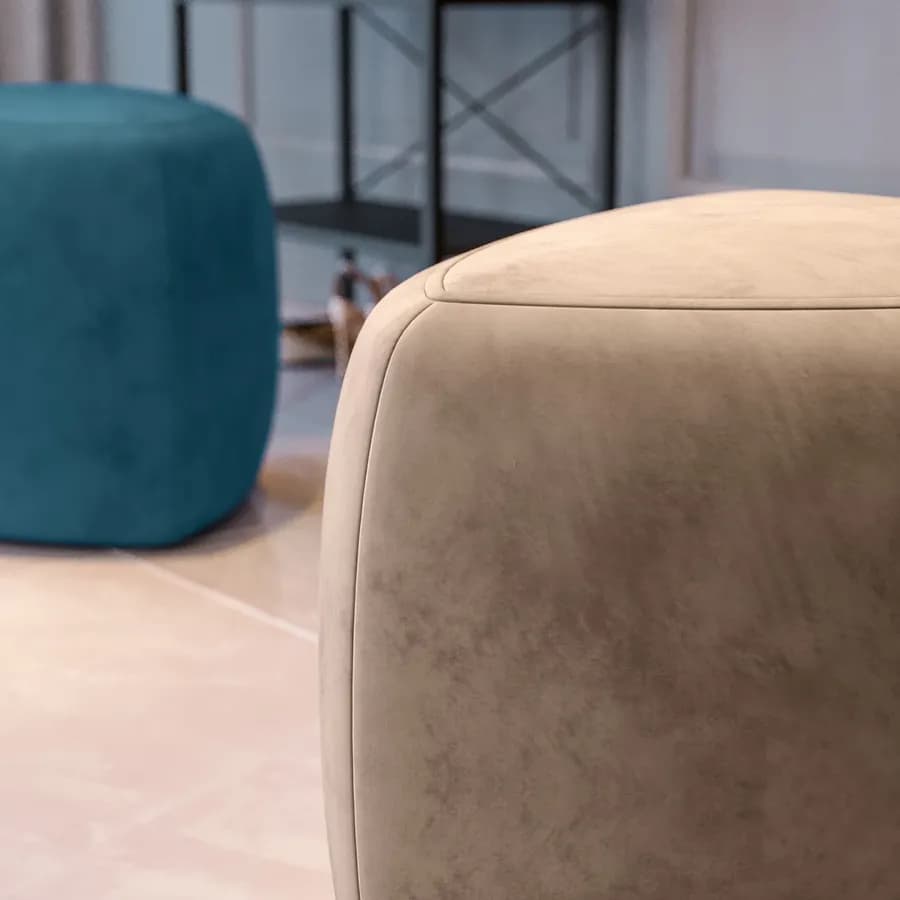 Pouf triangolare 43 cm in velluto tortora imbottito - Joyner
