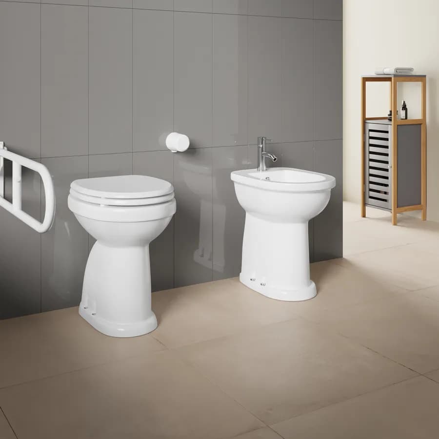 Sanitari accessibili da 49h cm in ceramica bianca con copriwc scarico a pavimento