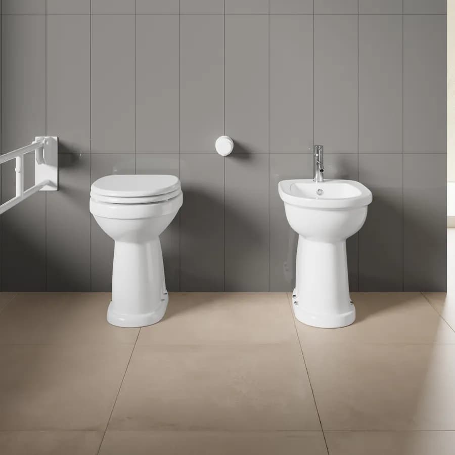 Sanitari accessibili da 49h cm in ceramica bianca con copriwc scarico a pavimento