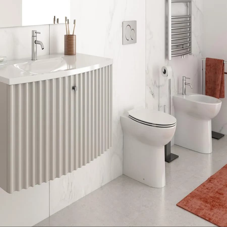 Sanitari filomuro a terra vaso + bidet e sedile soft-close Azzurra Fast in ceramica