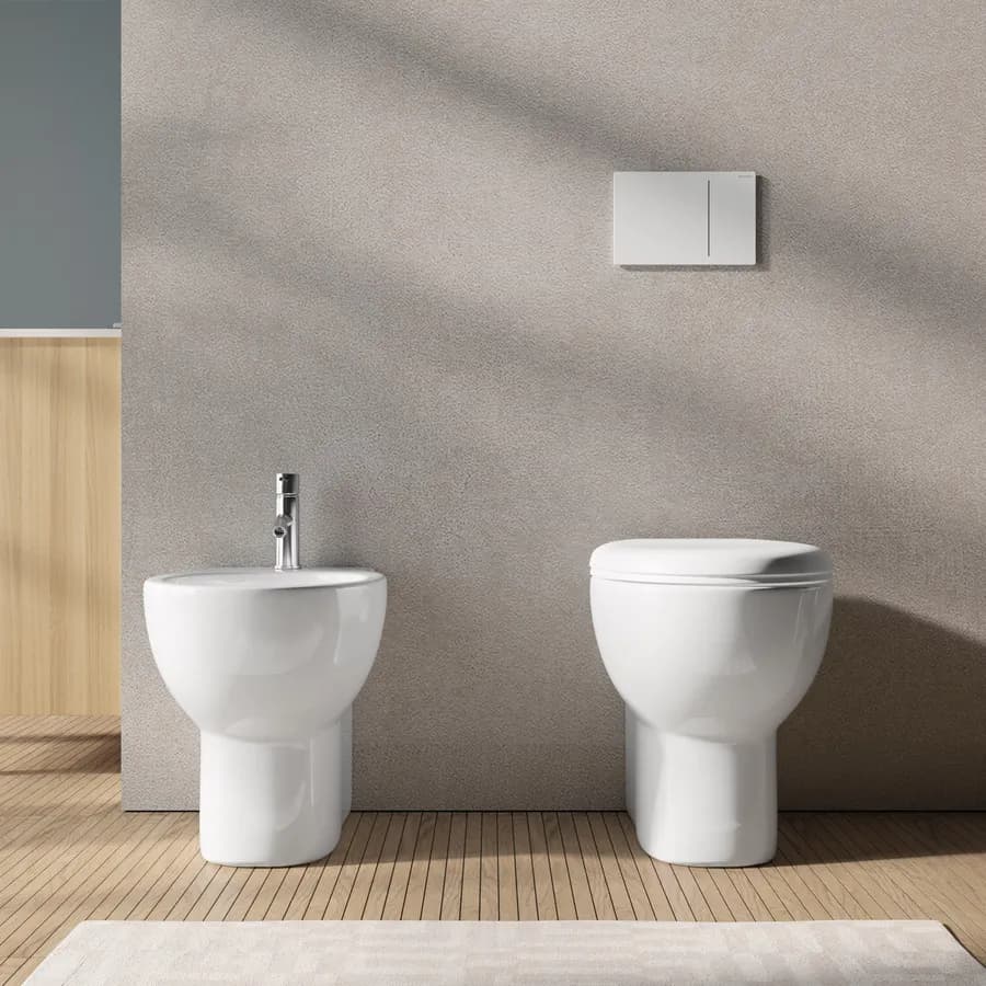 Sanitari in ceramica filomuro con wc con brida e sedile copriwc