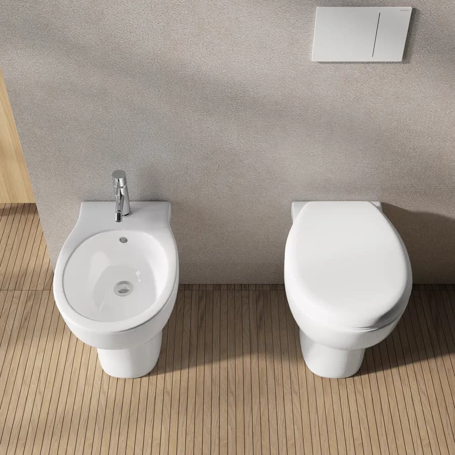 Sanitari in ceramica filomuro con wc con brida e sedile copriwc