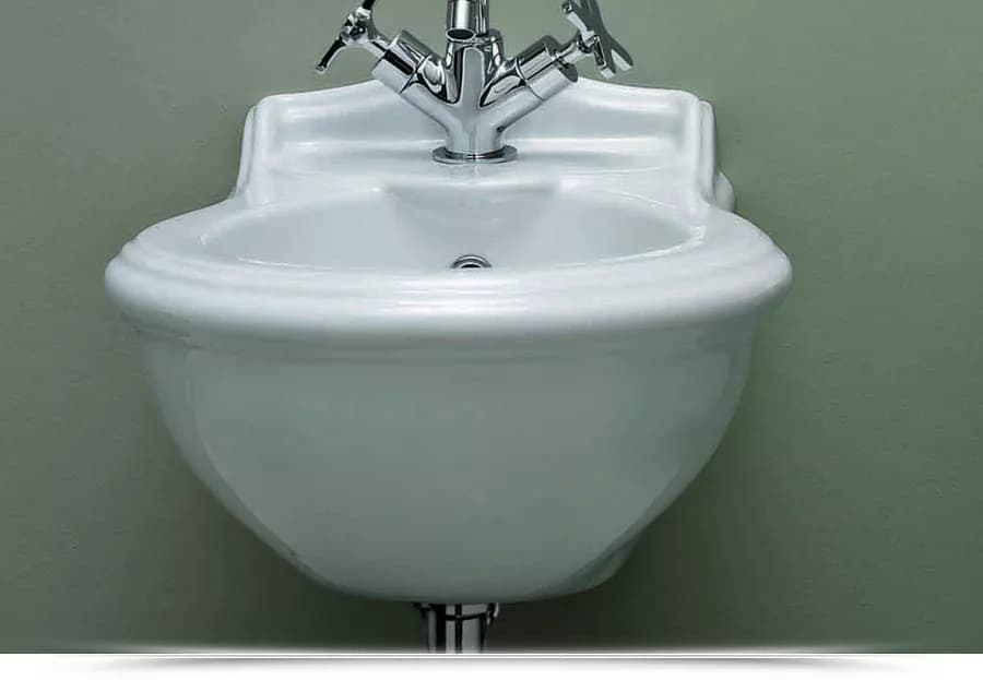 Sanitari sospesi in ceramica serie JUBILAEUM di Azzurra con sedile copri wc design classico