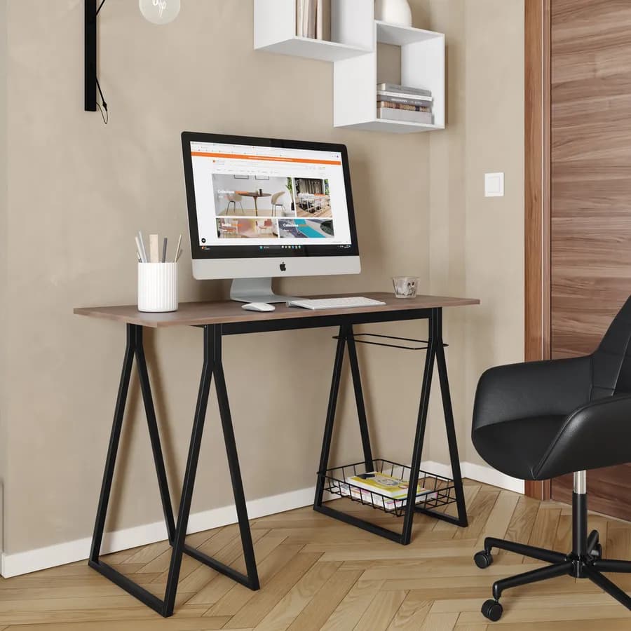 Scrivania 120x50 cm in legno rovere e struttura in metallo nero con cesto portariviste - Maaike