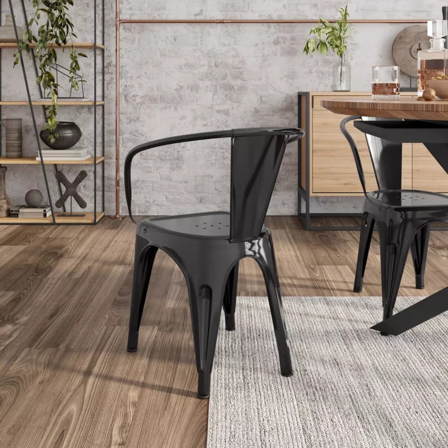 Sedia con braccioli impilabile stile industrial in metallo nero - Farley