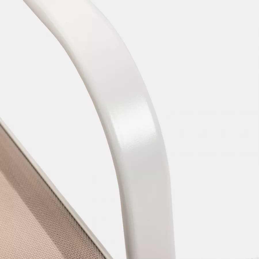 Sedia con braccioli impilabile in acciaio bianco e textilene beige - Ninfa