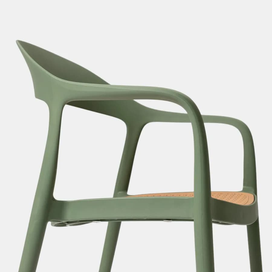 Sedia da giardino con braccioli in polipropilene verde salvia e seduta effetto paglia - Joplin