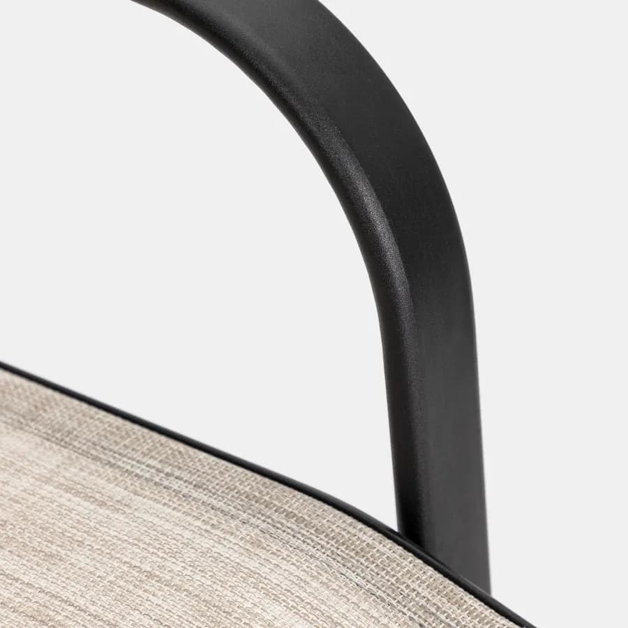 Sedia con braccioli impilabile in acciaio nero e textilene beige - Ninfa