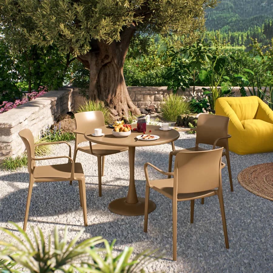 Sedia da giardino squadrata con braccioli in polipropilene cappuccino - Vitta