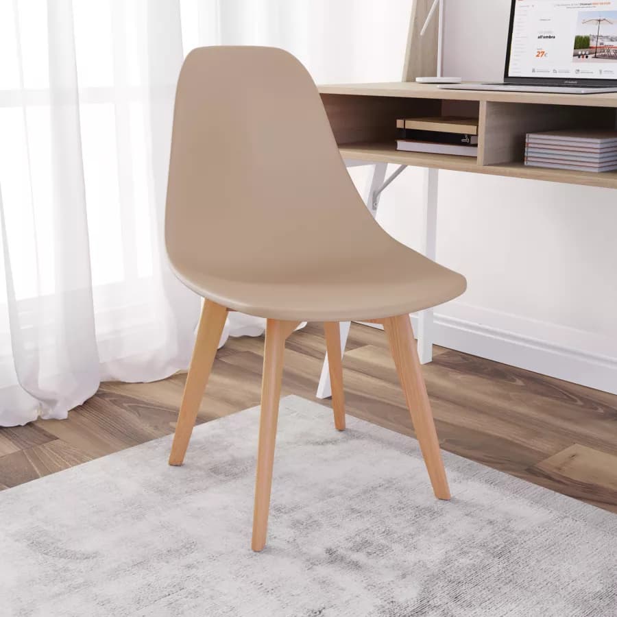 Sedia da interni color cappuccino con gambe in legno - Alborg