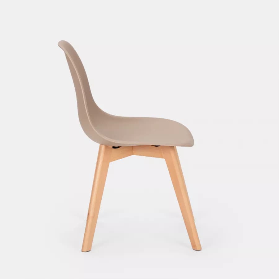 Sedia da interni color cappuccino con gambe in legno - Alborg