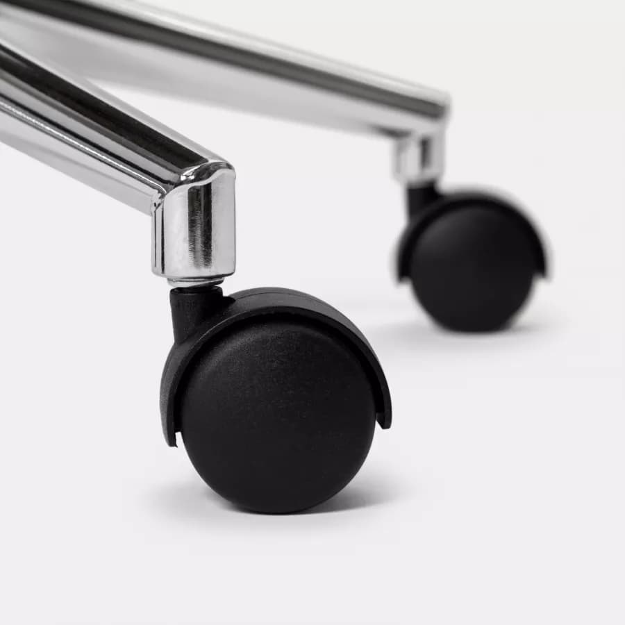 Sedia da ufficio in similpelle nera con rivestimento in legno e base cromata - Dabu
