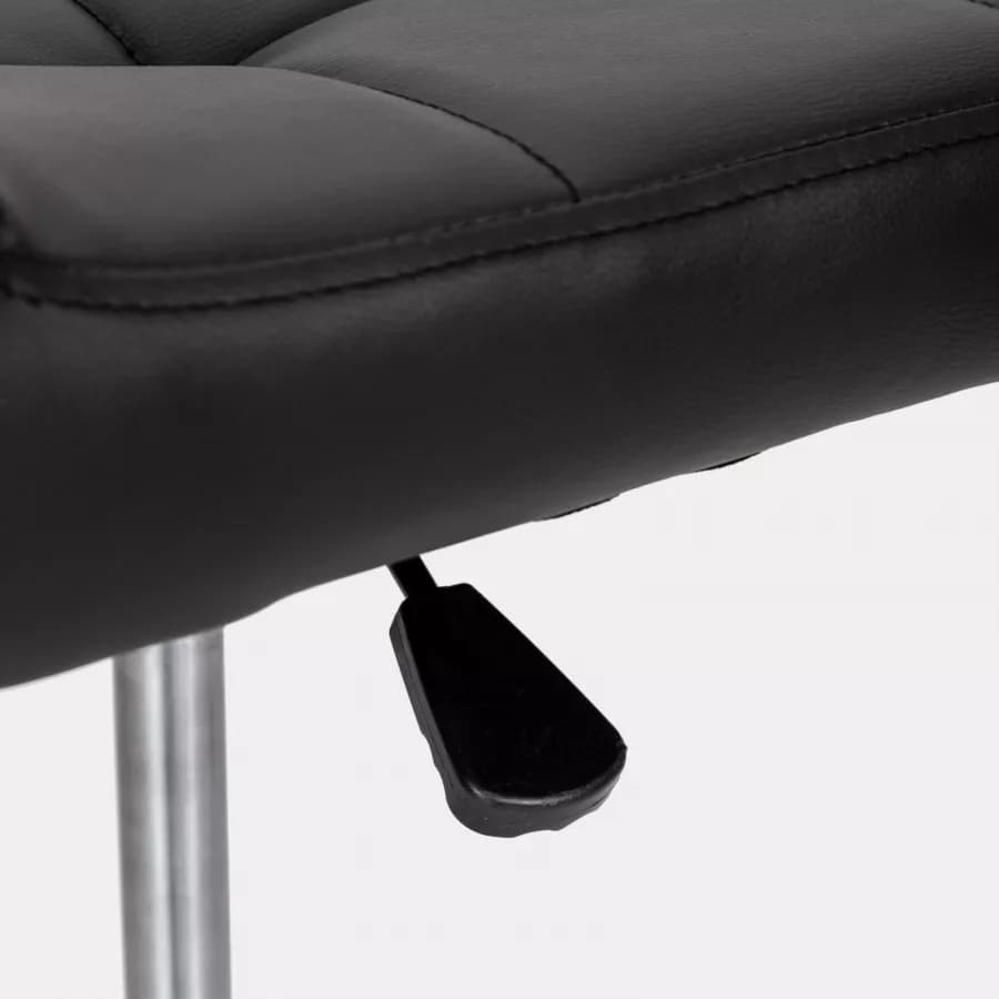 Sedia da ufficio girevole in similpelle nera con base cromata - Carlotta