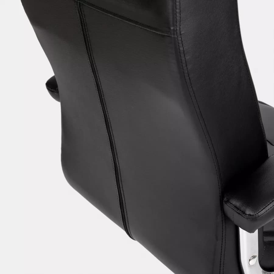 Poltrona da ufficio girevole in similpelle nera con base cromata e braccioli imbottiti - Clezia