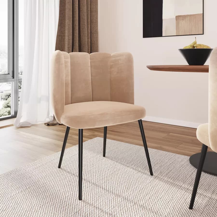Sedia imbottita in velluto beige con schienale a conchiglia - Roshelle