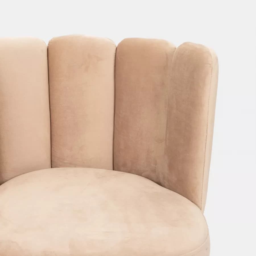 Sedia imbottita in velluto beige con schienale a conchiglia - Roshelle