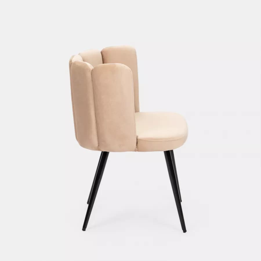Sedia imbottita in velluto beige con schienale a conchiglia - Roshelle