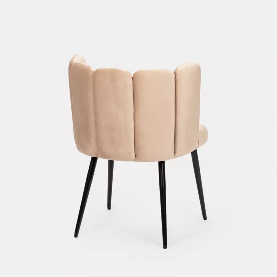 Sedia imbottita in velluto beige con schienale a conchiglia - Roshelle