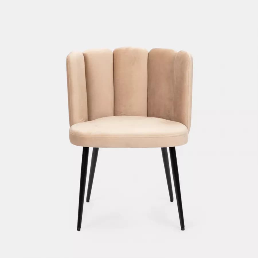 Sedia imbottita in velluto beige con schienale a conchiglia - Roshelle