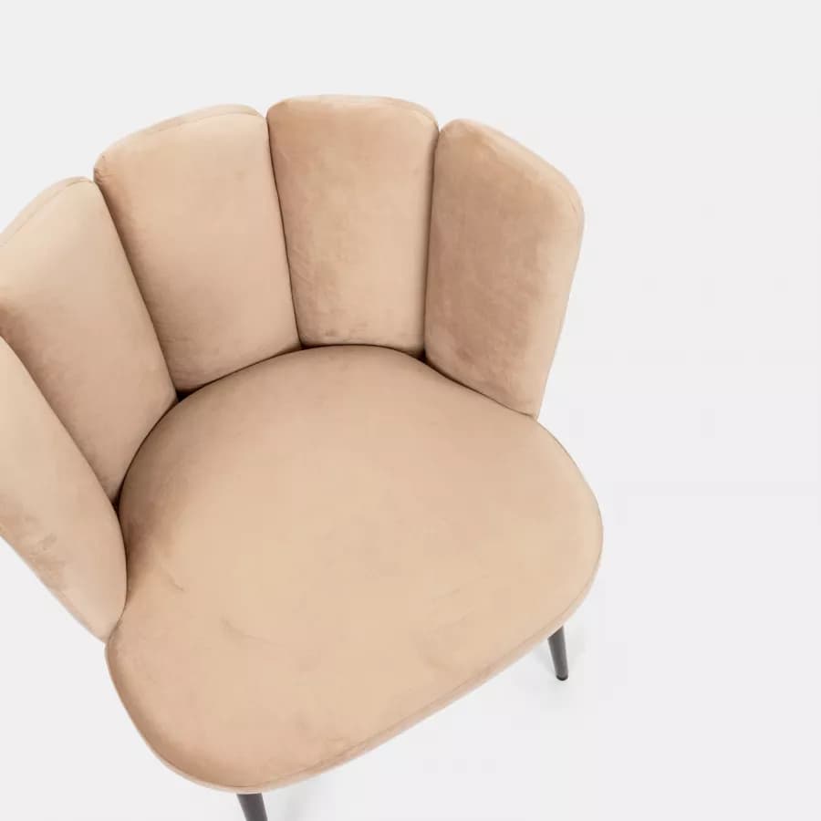 Sedia imbottita in velluto beige con schienale a conchiglia - Roshelle