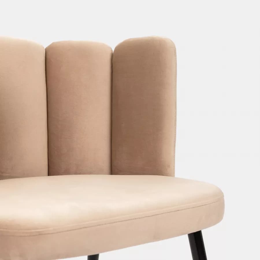 Sedia imbottita in velluto beige con schienale a conchiglia - Roshelle