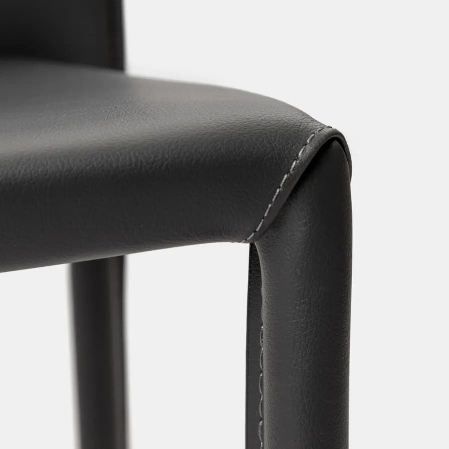 Sedia in similpelle antracite con gambe in metallo rivestite - Manfredi