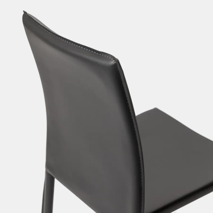 Sedia in similpelle antracite con gambe in metallo rivestite - Manfredi