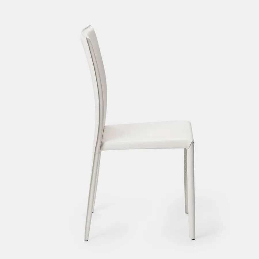 Sedia in similpelle bianca con gambe in metallo rivestite - Manfredi